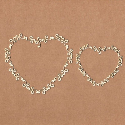 Duas molduras de madeira em formato de coração com design ornamentado sobre fundo castanho