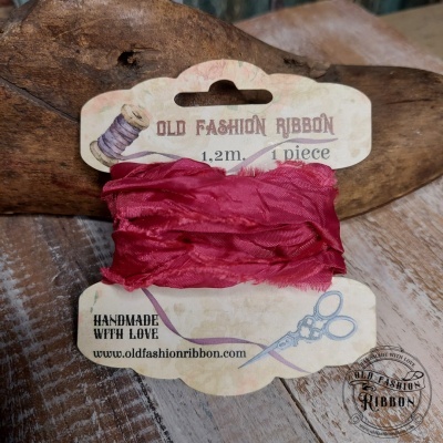 Fita vermelha amarrotada em cartão vintage com texto e imagens