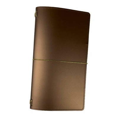 Carteira ou caderno com capa rígida marrom e elástico dourado