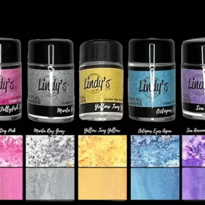 Frascos de tintura em pó Lindy's para têxteis com cores variadas e rótulos coloridos