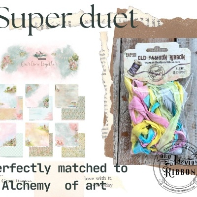 Amostras de papel decorativo e pacote de fitas coloridas OLD FASHION RIBBON sobre superfície de madeira.