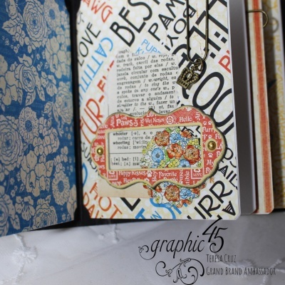 Página decorada de álbum com padrão tipográfico e etiqueta vintage vermelha com flores e texto.