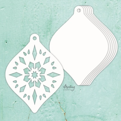 Estênceis plásticos brancos com padrão de floco de neve em fundo azul texturado