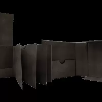 Caixa dobrável preta com dobras e compartimentos