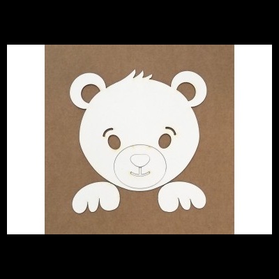 Máscara de papel branca em forma de rosto de urso sobre fundo castanho