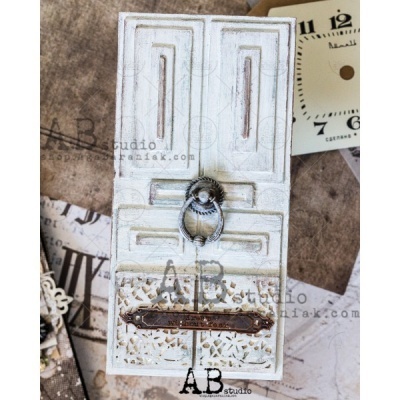 Miniatura de porta branca com ferragem metálica escura e fundo com papéis antigos de relógios