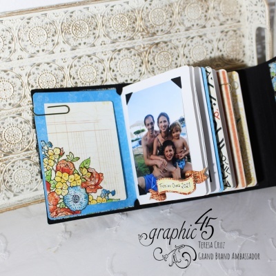 Álbum de fotos artesanal aberto com decorações florais e fotografia de família