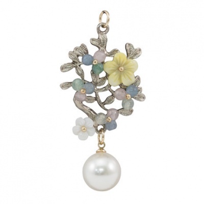 Pendente ramo com flores coloridas e pérola suspensa