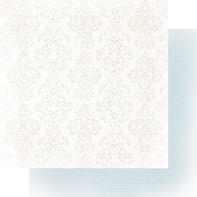 Papel de parede decorativo bege com padrão floral clássico e fundo azul claro.