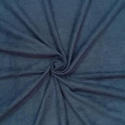 Tecido azul escuro com textura macia apresentado em forma ondulada