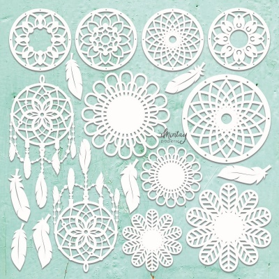 Peças decorativas em papel branco com mandalas, flores e penas sobre fundo verde claro