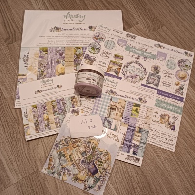 Produtos artesanais com tema lavanda em cores suaves sobre mesa de madeira clara