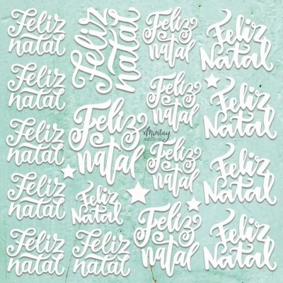 Recortes decorativos brancos com a frase 'Feliz Natal' em vários estilos sobre fundo verde claro