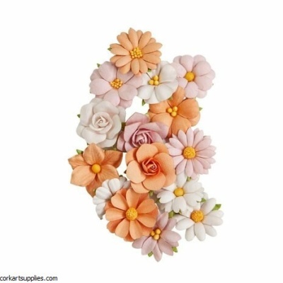 Arranjo de flores artificiais coloridas em tons pastel.