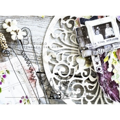 Conjunto decorativo com moldura, flores, penas e tapete branco com padrão recortado