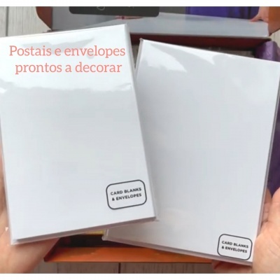 Caixas de postais e envelopes em branco na embalagem