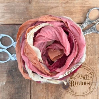 Fita de tecido colorida enrolada formando uma flor