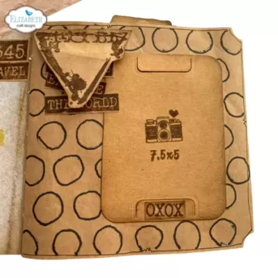 Detalhe de folha em papel kraft com espaço para fotografia e desenhos a tinta preta