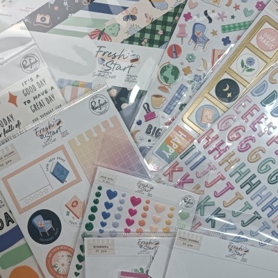 Conjunto de materiais para scrapbook com papéis decorativos, autocolantes 3D e etiquetas