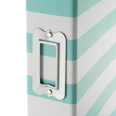 Canto de caixa organizadora azul-turquesa às riscas com suporte metálico para etiqueta