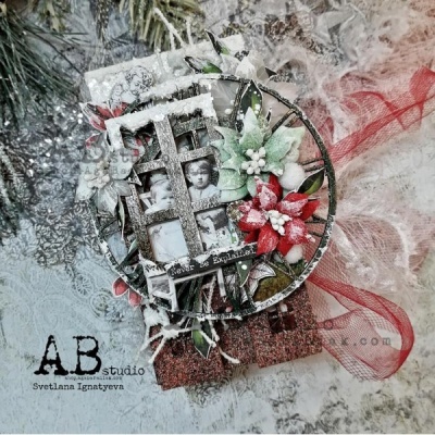 Ornamento decorativo redondo com flores vermelhas e brancas e fotos em preto e branco