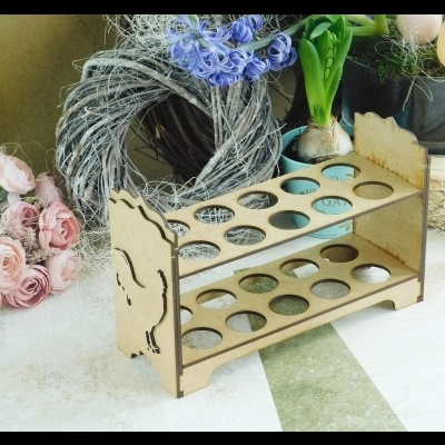 Suporte de madeira com buracos circulares em duas camadas e decoração recortada nas laterais