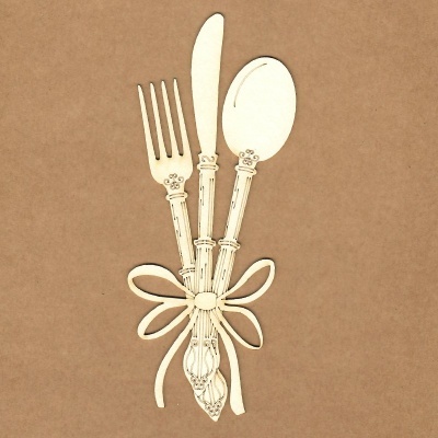 Conjunto decorativo em madeira de talheres com laço sobre fundo castanho