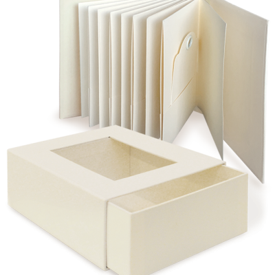 Caixa de cartão creme com tampa transparente e álbum de fotos creme aberto