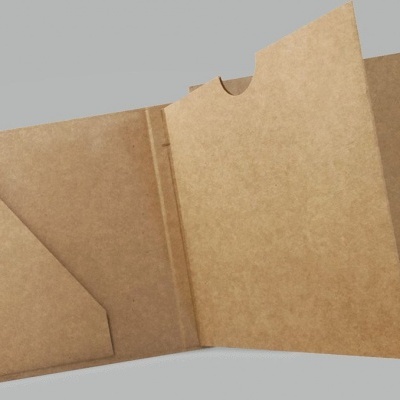 Pasta de cartão castanho claro com bolsos internos em fundo cinzento