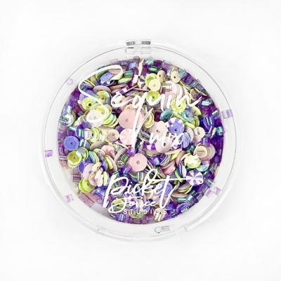 Enchimento redondo com lantejoulas coloridas dentro de recipiente plástico transparente