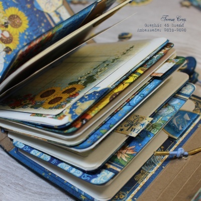 Livro de notas com capas decoradas e texto impresso