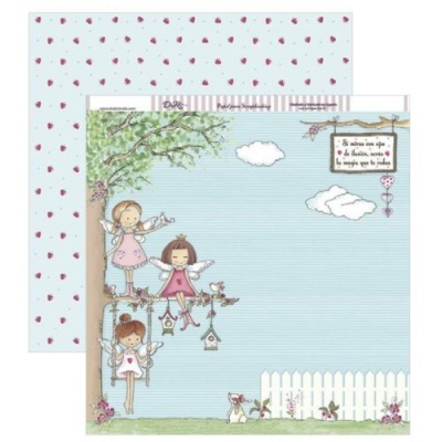 Papel decorativo com meninas-fada, casas de pássaros, céu azul, vedação branca e padrão de morangos