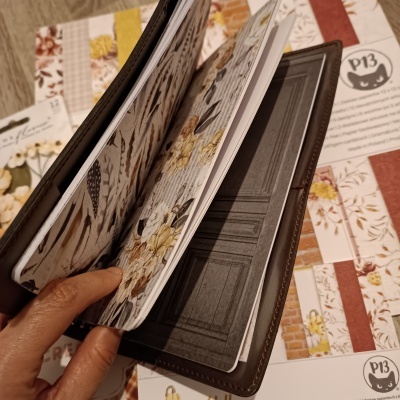 Catálogo ou amostras de papel decorativo florais e riscas com capa preta