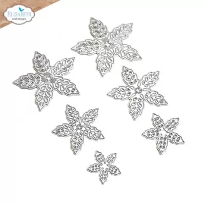 Moldes metálicos prateados em forma de flores sobre fundo branco