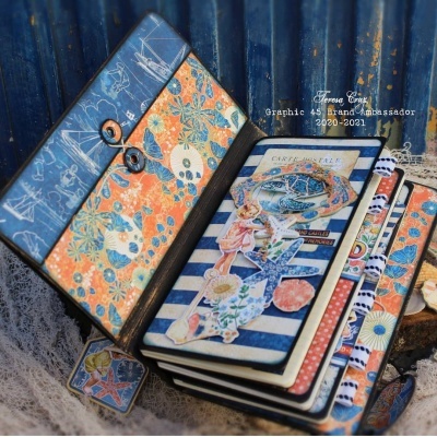 Carteira decorada com padrões florais e temas marítimos em azul, laranja e branco