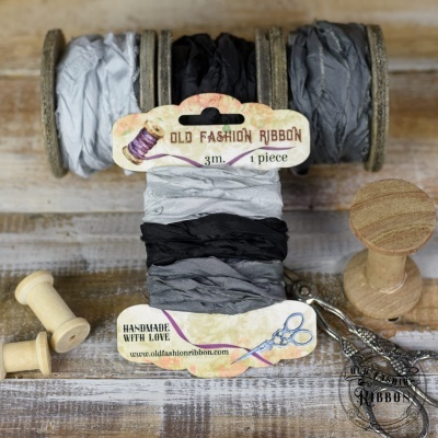 fitas decorativas Old Fashion Ribbon em tons cinza e preto com carretéis de madeira