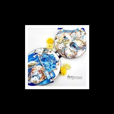 Dois relógios redondos decorativos em madeira com pinturas coloridas, um com o mar e farol e outro com padrão abstrato, com flores amarelas ao redor.