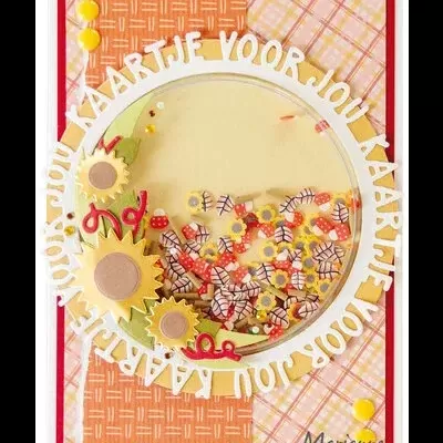 Cartão decorativo com padrões quadriculados e elementos florais e botões coloridos