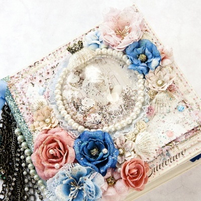 Caixa decorativa artesanal com flores de tecido e pérolas