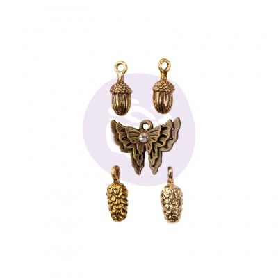 Cinco pendentes dourados em formas de bolotas, borboleta com pedra e pinhões sobre fundo branco e sombra roxa