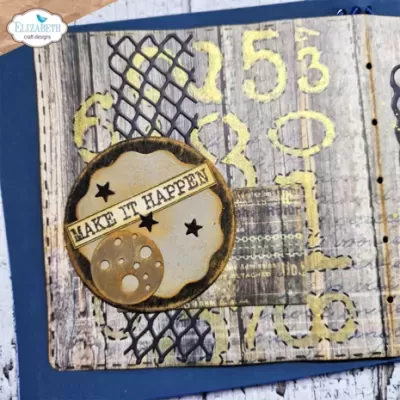 Página de scrapbooking com fundo de madeira, rede preta, números amarelos e decoração circular com texto MAKE IT HAPPEN