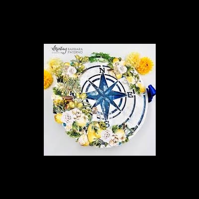 Prato decorativo com rosa-dos-ventos azul e branco e coroa de flores artificiais amarelas e brancas