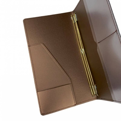Pasta ou carteira castanha aberta com fecho metálico dourado
