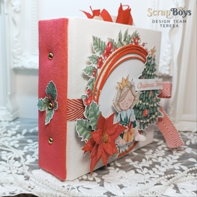Álbum ou caixa decorativa com tema natalício, em tecido vermelho e branco, com elementos de papel em relevo e detalhes em fita listrada