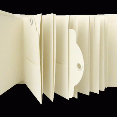 Carteira bege clara aberta com vários compartimentos e fecho de botão em metal