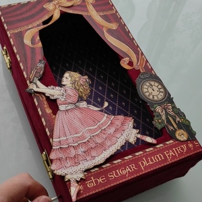 Caixa musical vintage com menina a dançar e relógio, inscrição THE SUGAR PLUM FAIRY