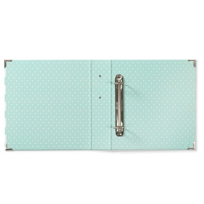 Álbum ou fichário azul claro com bolinhas brancas e fecho metálico prateado aberto