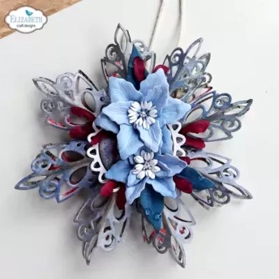 Enfeite floral decorativo com folhas e flores azuis e prateadas