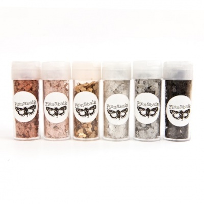 Seis frascos pequenos com flocos brilhantes coloridos e rótulos com texto 'Finnabair'