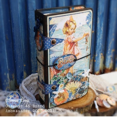 caixa decorativa com ilustração de criança na praia e ornamentos florais